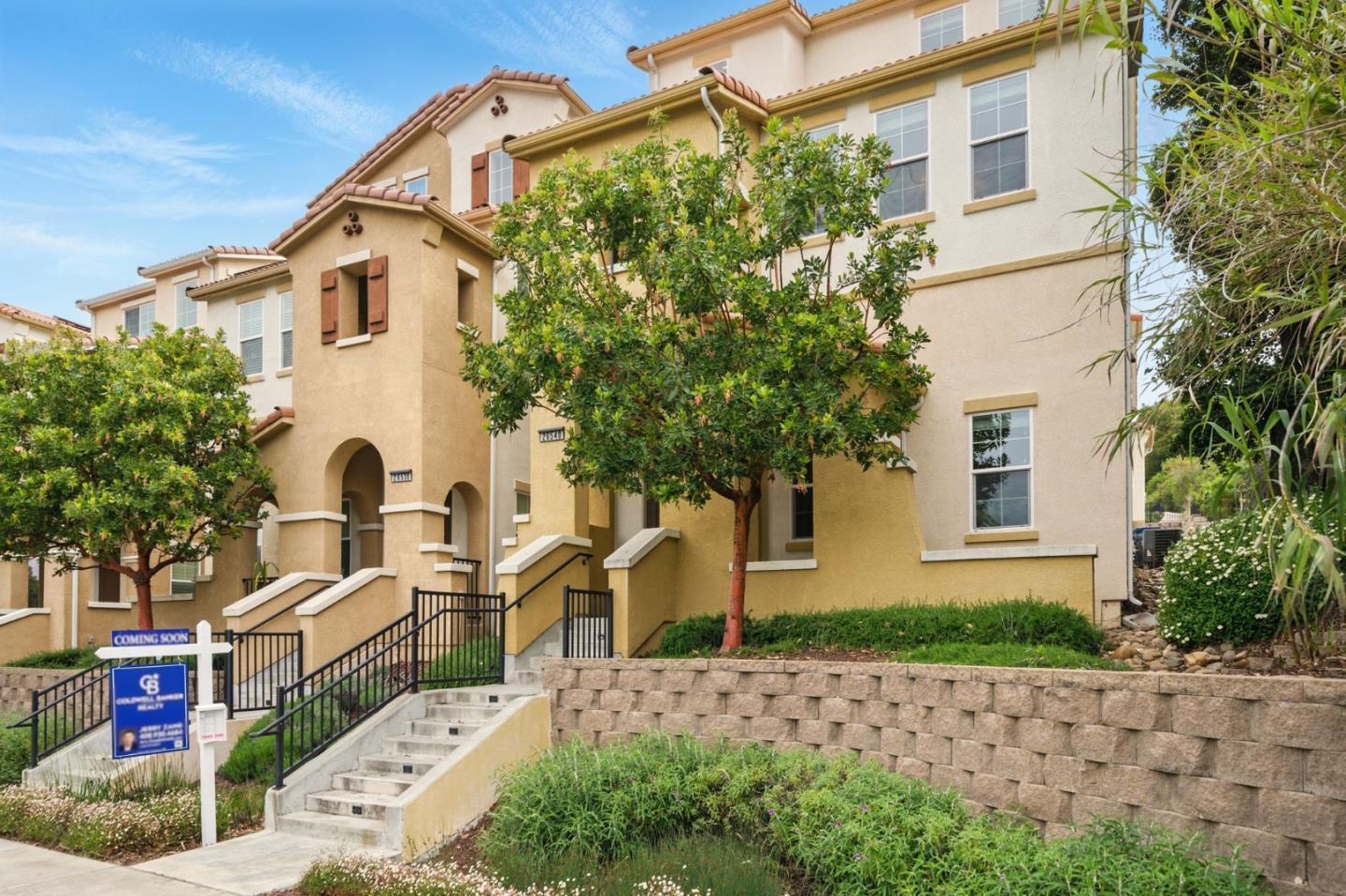 Detail Gallery Image 2 of 39 For 26540 Hayward Blvd, Hayward,  CA 94542 - 3 Beds | 3/1 Baths