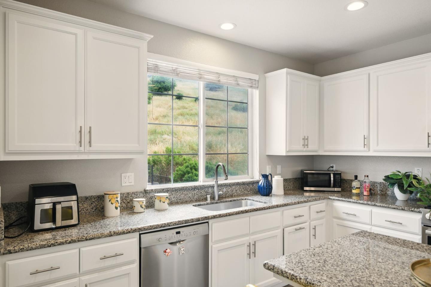 Detail Gallery Image 21 of 39 For 26540 Hayward Blvd, Hayward,  CA 94542 - 3 Beds | 3/1 Baths