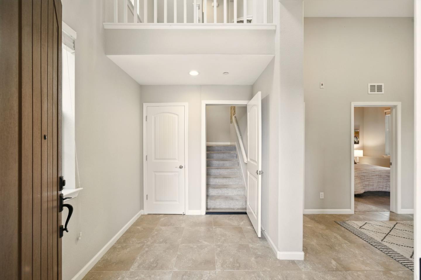 Detail Gallery Image 4 of 39 For 26540 Hayward Blvd, Hayward,  CA 94542 - 3 Beds | 3/1 Baths