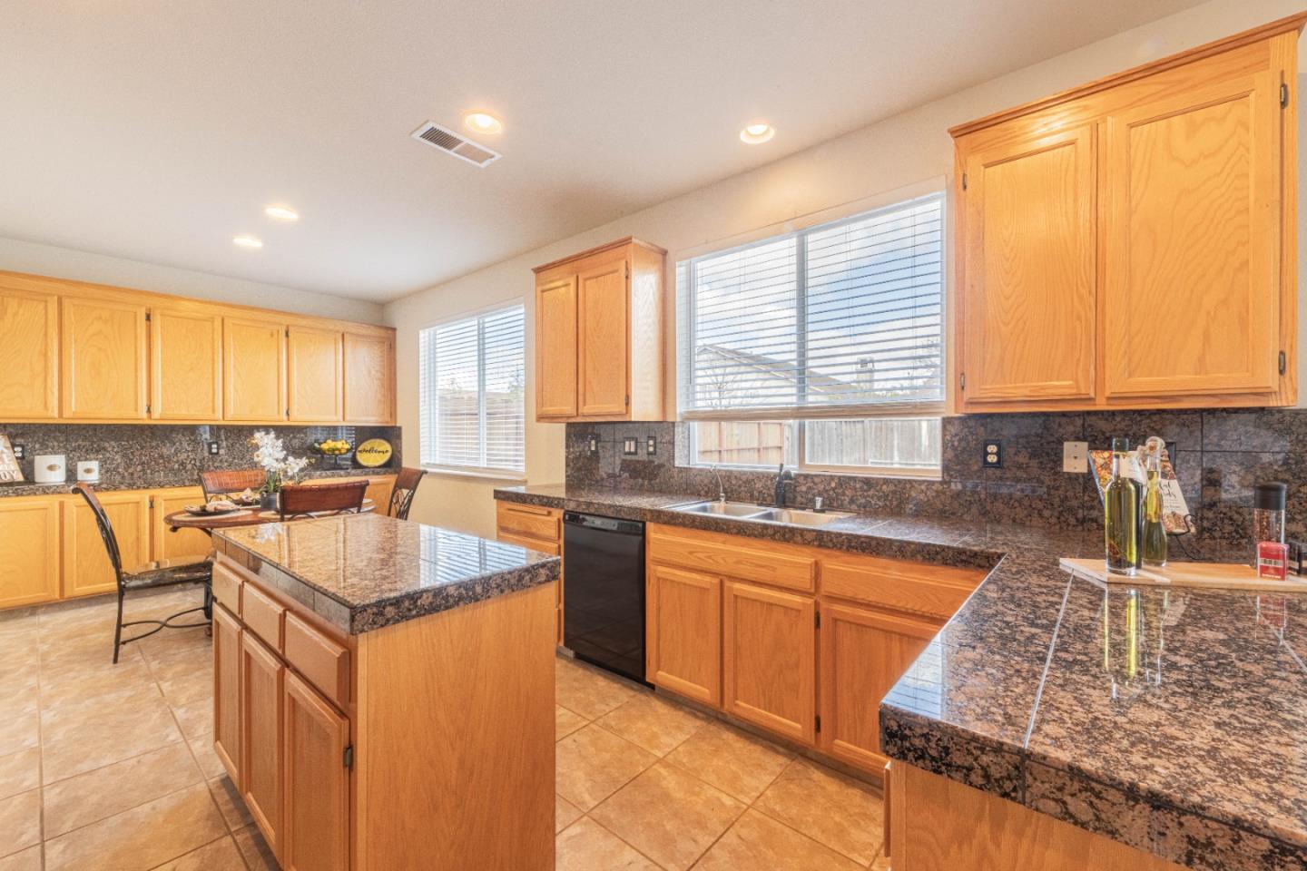 Detail Gallery Image 14 of 51 For 965 Las Flores St, Soledad,  CA 93960 - 6 Beds | 3 Baths