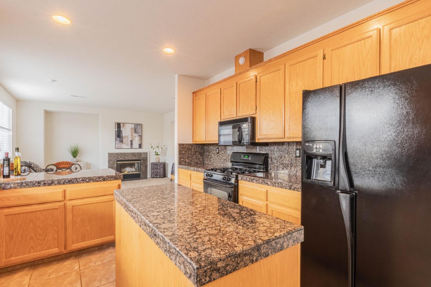 Detail Gallery Image 15 of 51 For 965 Las Flores St, Soledad,  CA 93960 - 6 Beds | 3 Baths