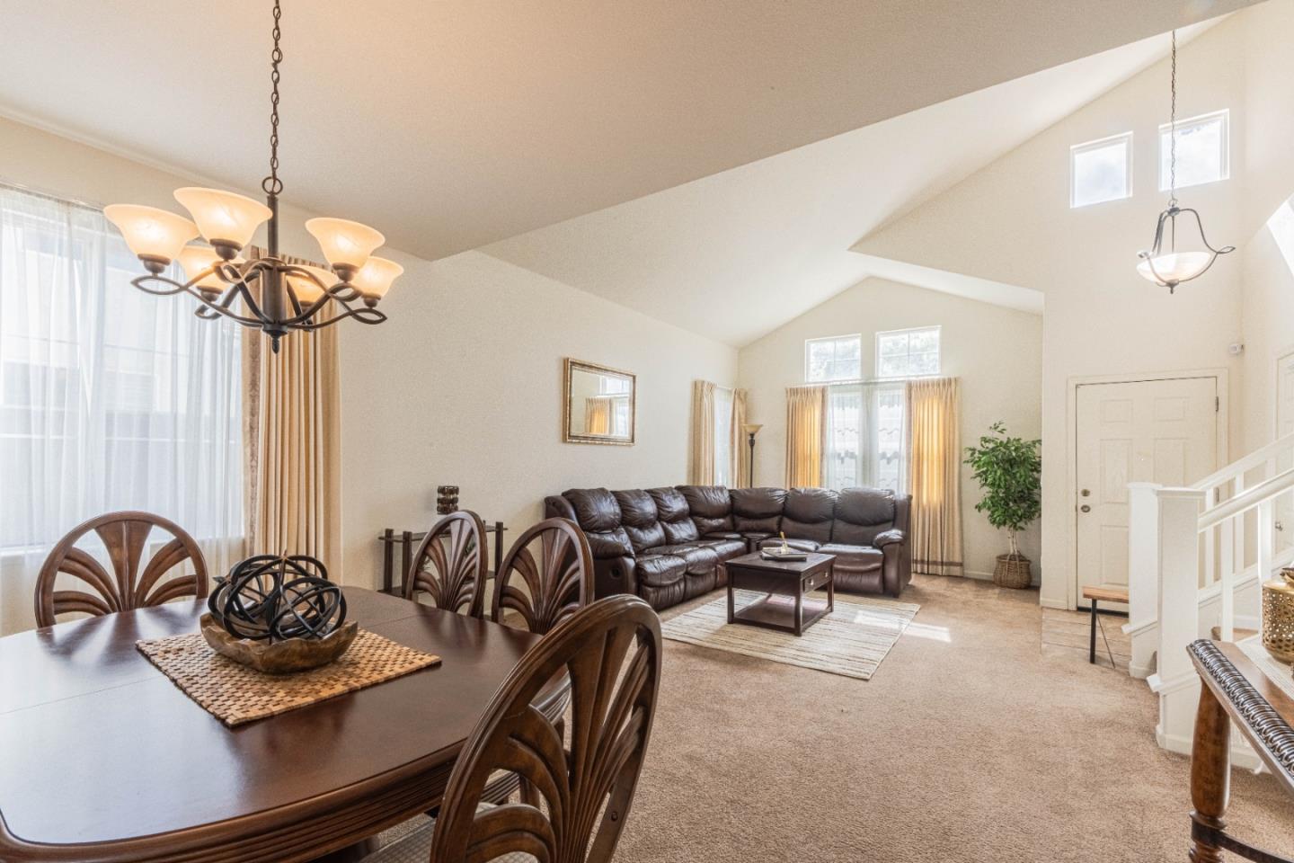 Detail Gallery Image 4 of 51 For 965 Las Flores St, Soledad,  CA 93960 - 6 Beds | 3 Baths