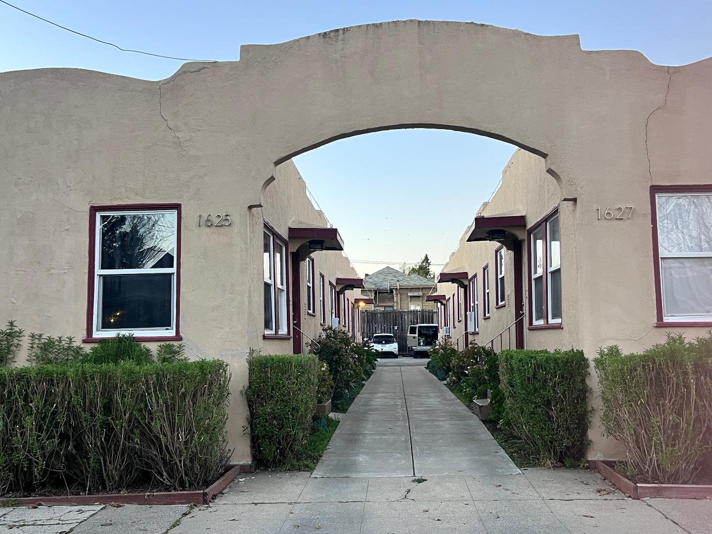 Detail Gallery Image 13 of 13 For 1627 Fairview St #B,  Berkeley,  CA 94703 - 1 Beds | 1 Baths