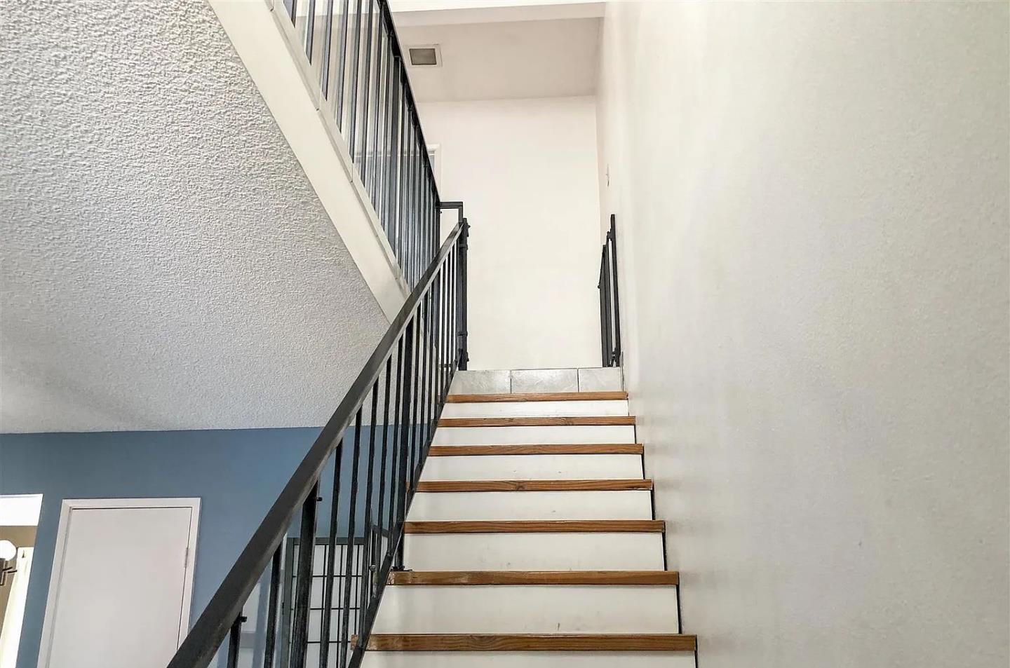 Detail Gallery Image 11 of 12 For 2240 India St, Los Angeles,  CA 90039 - 3 Beds | 2 Baths