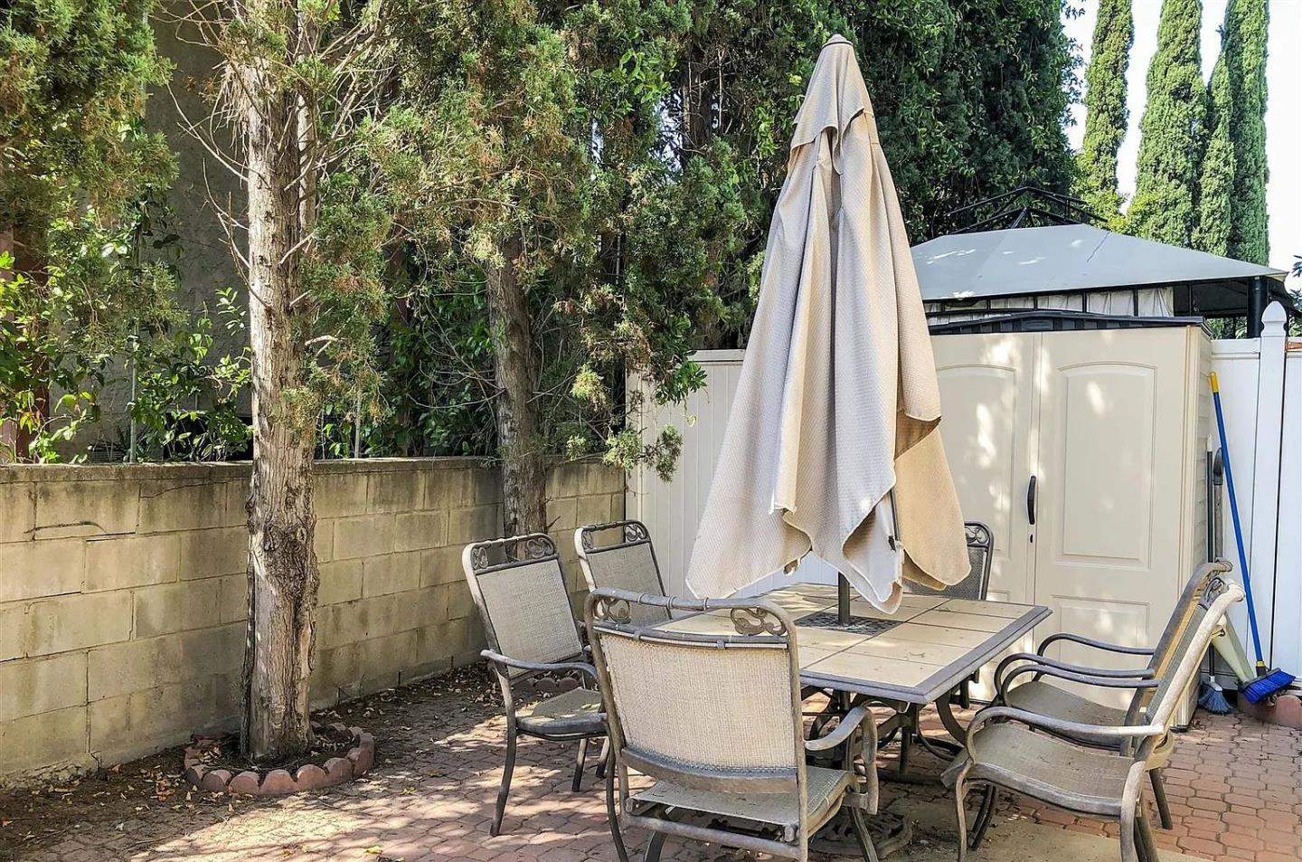 Detail Gallery Image 2 of 12 For 2240 India St, Los Angeles,  CA 90039 - 3 Beds | 2 Baths