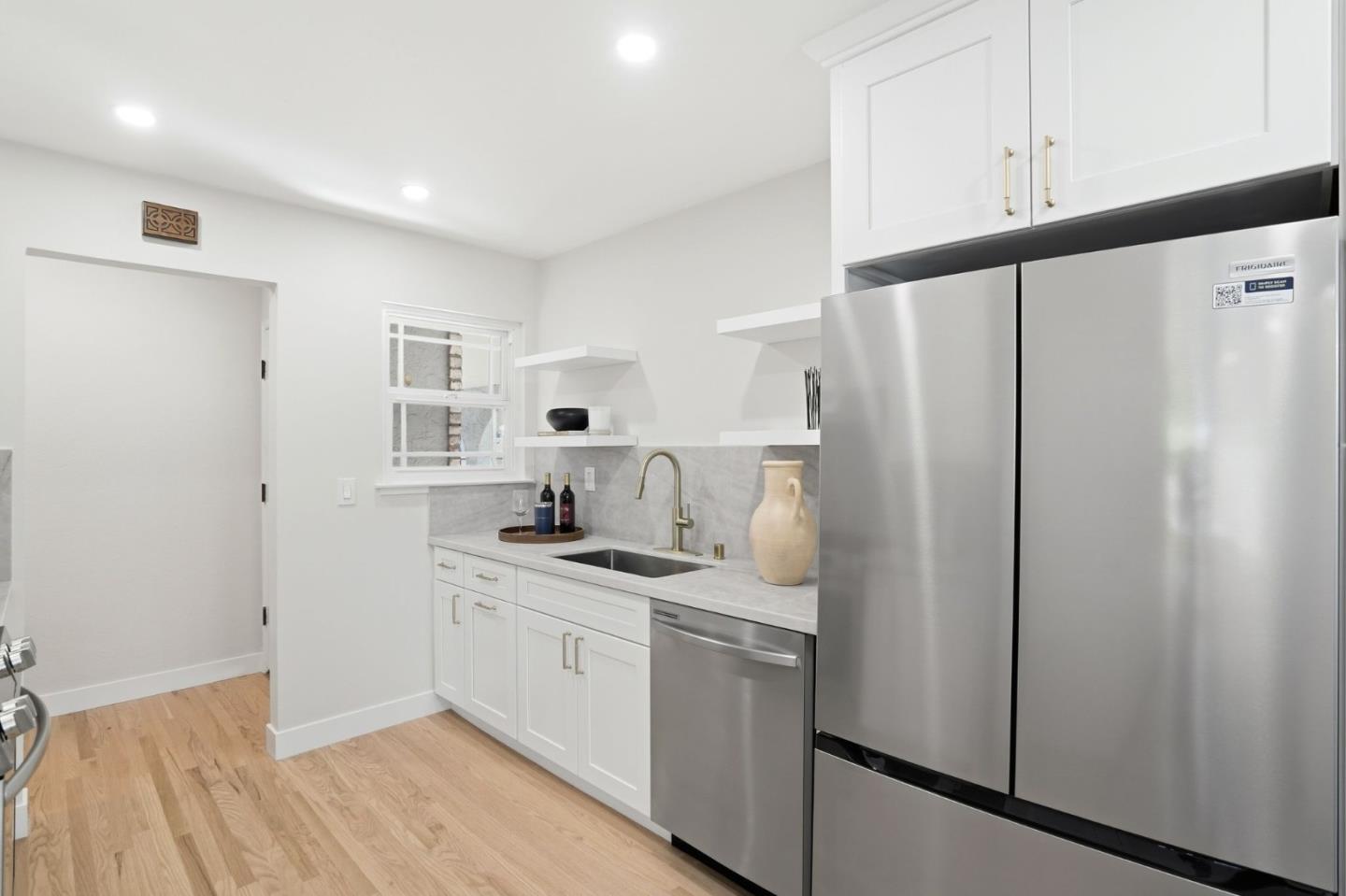 Detail Gallery Image 13 of 75 For 911 Inverness Way, Sunnyvale,  CA 94087 - 4 Beds | 3 Baths