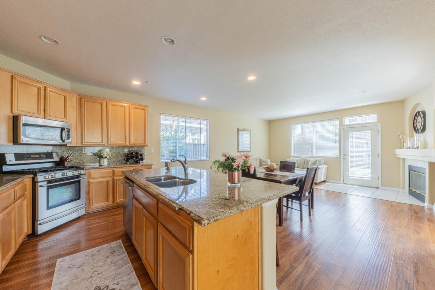 Detail Gallery Image 15 of 39 For 1910 Whitman St, Salinas,  CA 93906 - 3 Beds | 2/1 Baths