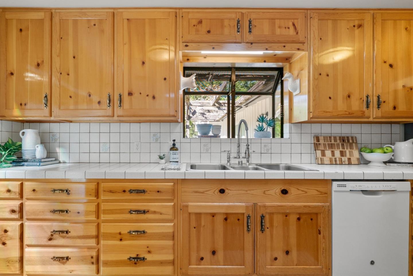 Detail Gallery Image 21 of 46 For 125 Mcgivern Way, Santa Cruz,  CA 95060 - 4 Beds | 3 Baths