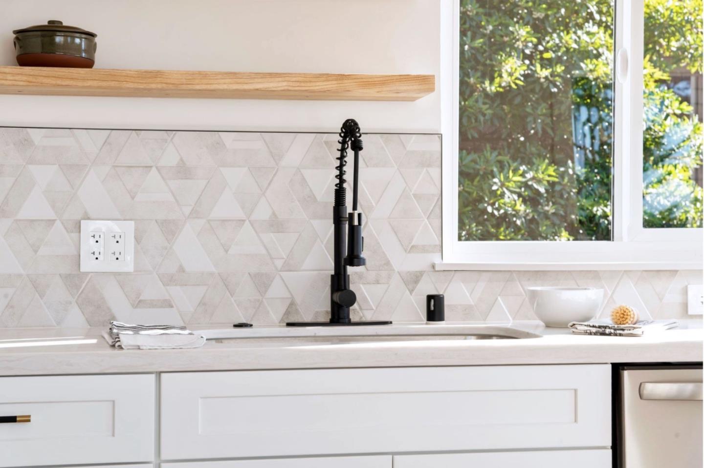 Detail Gallery Image 10 of 62 For 52 Frances Ave, Pacifica,  CA 94044 - 4 Beds | 4 Baths