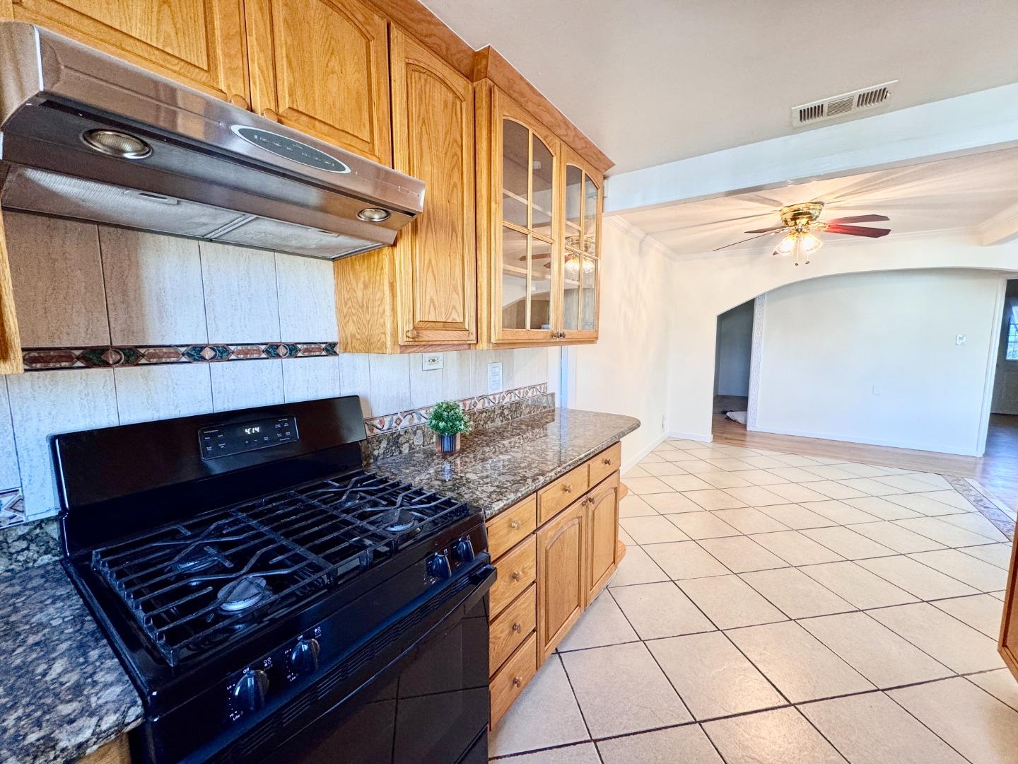 Detail Gallery Image 6 of 16 For 415 Wisteria Dr, East Palo Alto,  CA 94303 - 3 Beds | 1 Baths