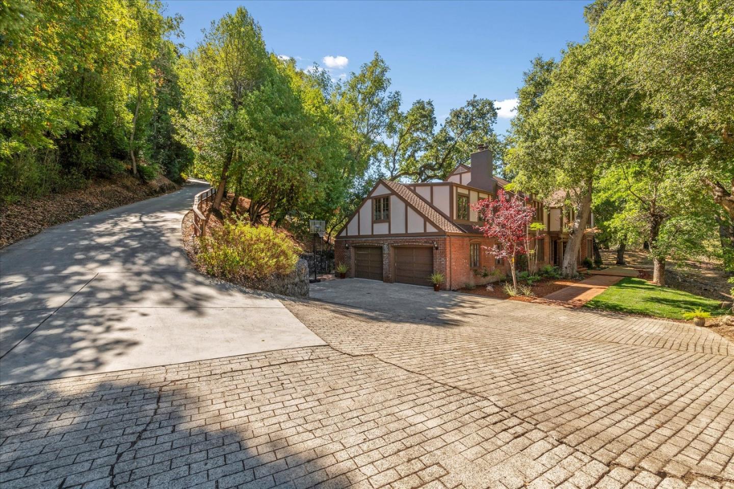 Detail Gallery Image 4 of 52 For 21700 via Regina, Saratoga,  CA 95070 - 4 Beds | 3/1 Baths