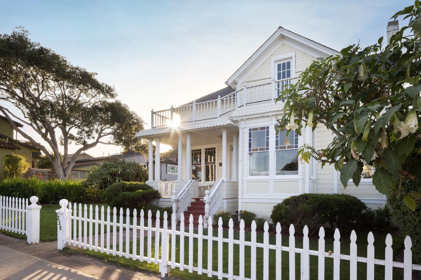 Detail Gallery Image 3 of 28 For 226 Willow St, Pacific Grove,  CA 93950 - 5 Beds | 2 Baths