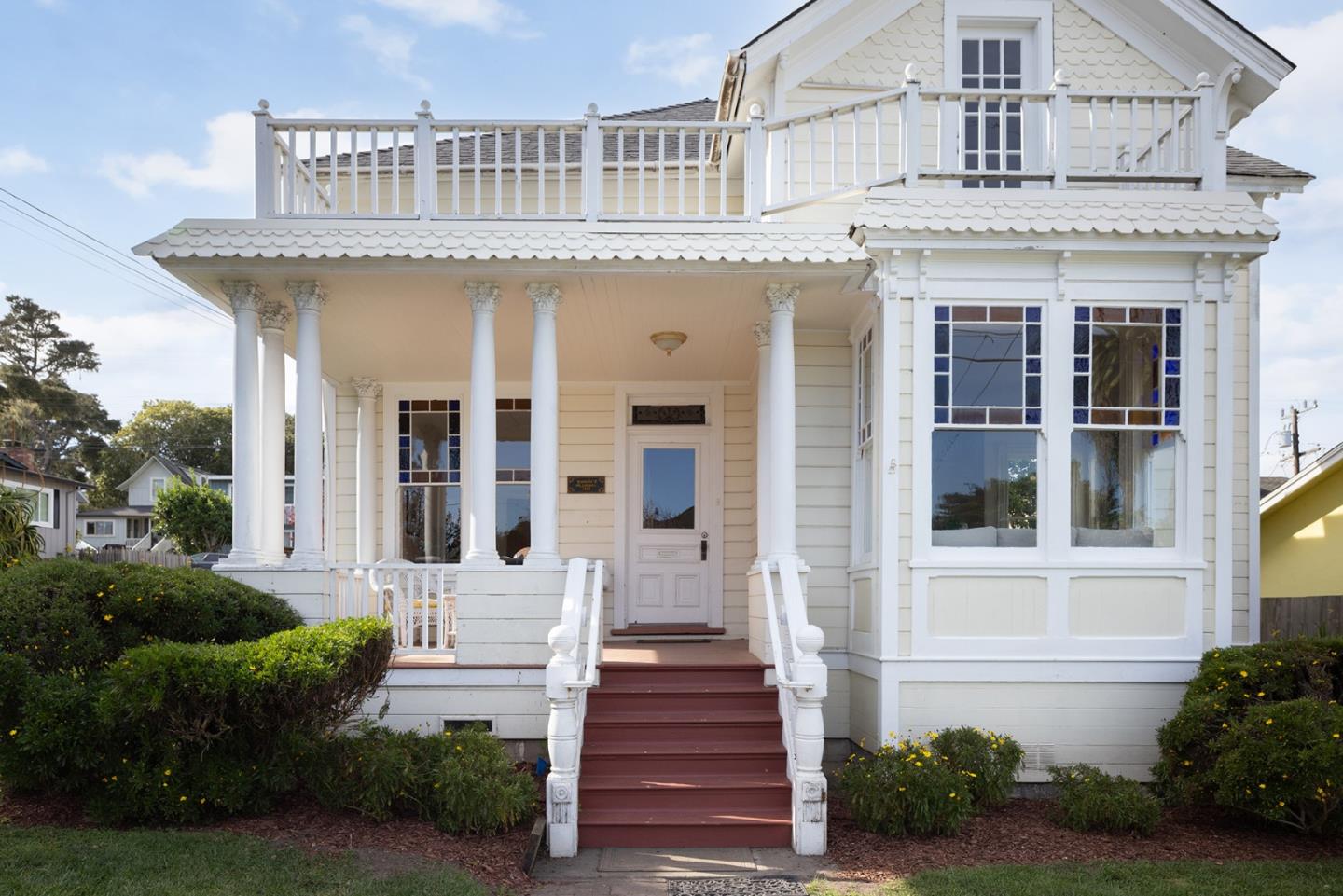 Detail Gallery Image 4 of 28 For 226 Willow St, Pacific Grove,  CA 93950 - 5 Beds | 2 Baths