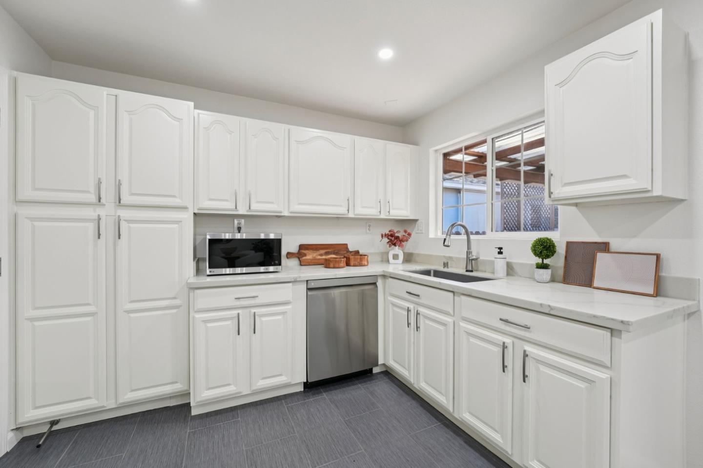 Detail Gallery Image 16 of 45 For 3336 Spring St, Redwood City,  CA 94063 - 3 Beds | 2 Baths