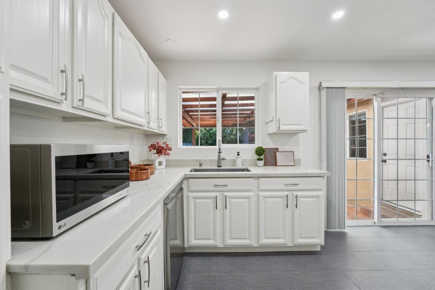 Detail Gallery Image 19 of 45 For 3336 Spring St, Redwood City,  CA 94063 - 3 Beds | 2 Baths