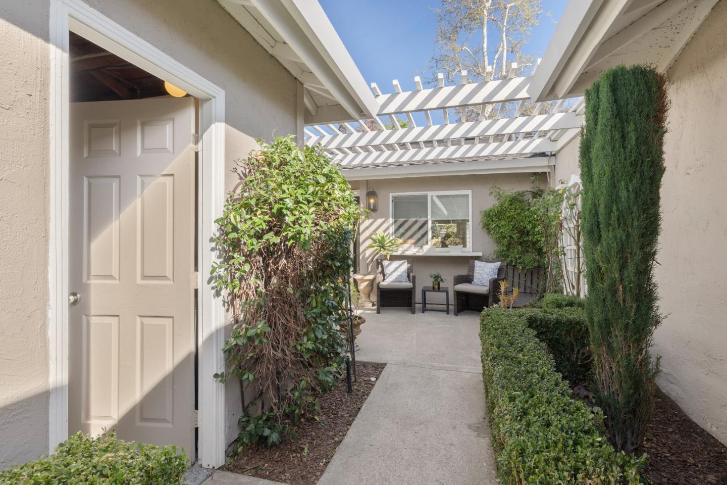 Detail Gallery Image 3 of 24 For 1141 Holly Oak Cir, San Jose,  CA 95120 - 2 Beds | 2 Baths
