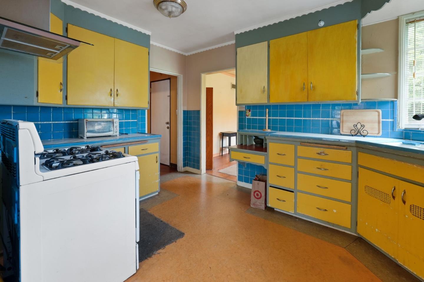 Detail Gallery Image 12 of 46 For 3466 Oak Knoll Blvd, Oakland,  CA 94605 - 3 Beds | 2 Baths