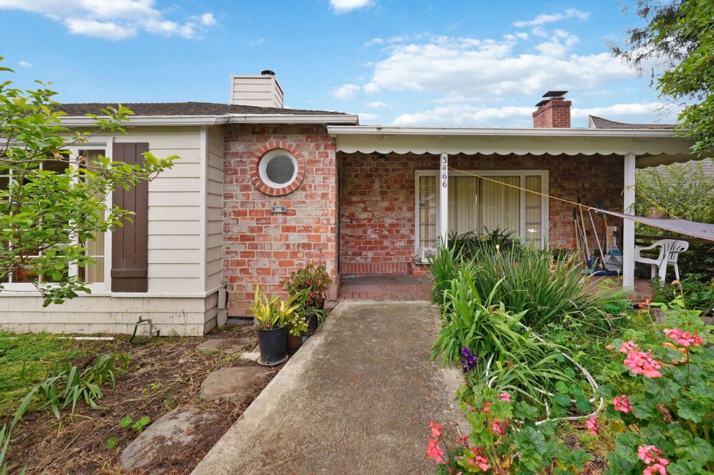 Detail Gallery Image 2 of 46 For 3466 Oak Knoll Blvd, Oakland,  CA 94605 - 3 Beds | 2 Baths