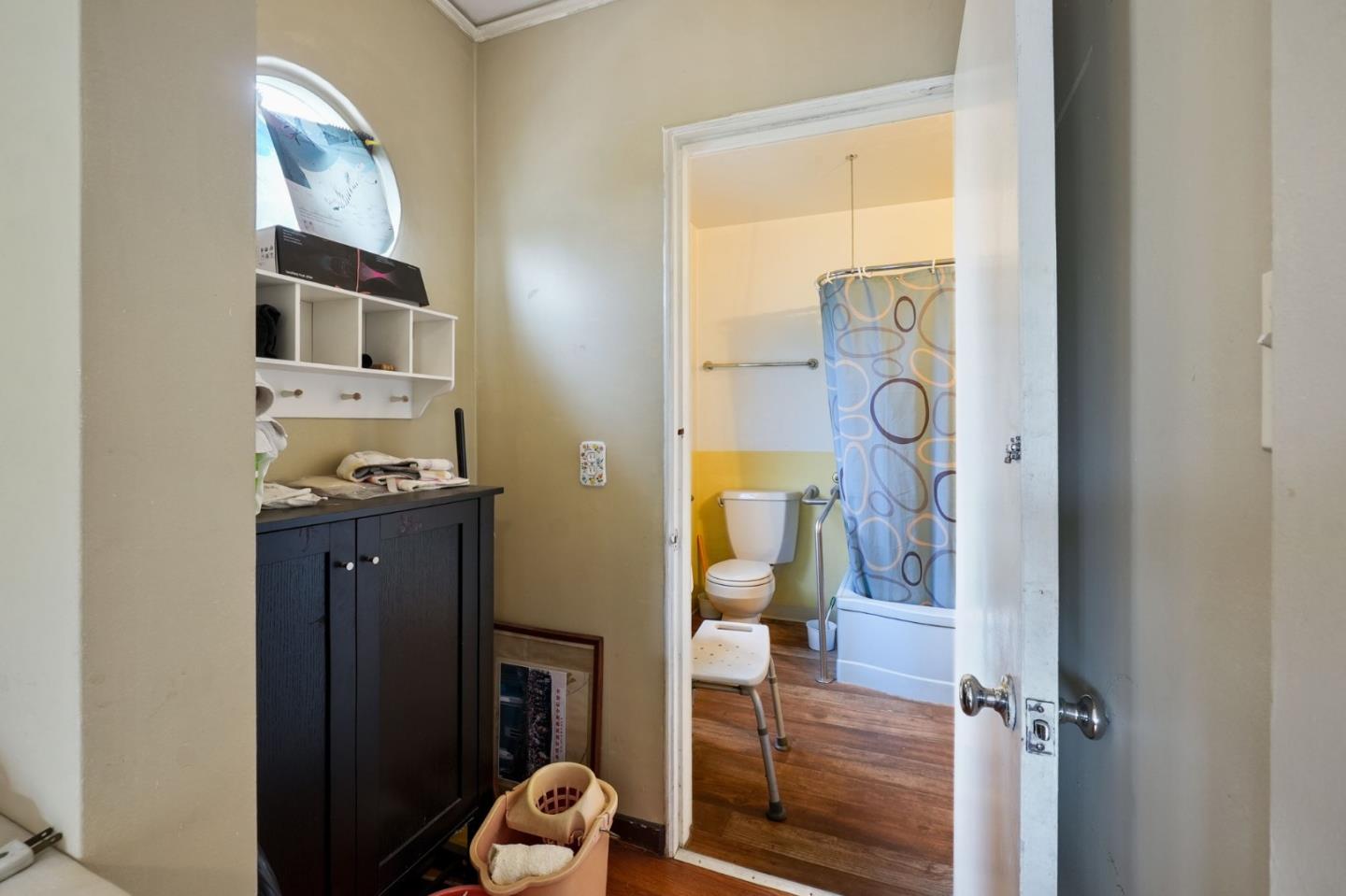 Detail Gallery Image 20 of 46 For 3466 Oak Knoll Blvd, Oakland,  CA 94605 - 3 Beds | 2 Baths