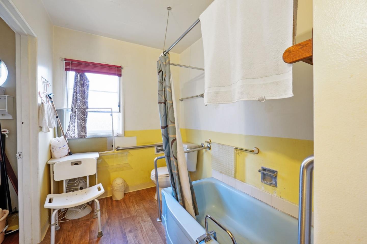 Detail Gallery Image 22 of 46 For 3466 Oak Knoll Blvd, Oakland,  CA 94605 - 3 Beds | 2 Baths