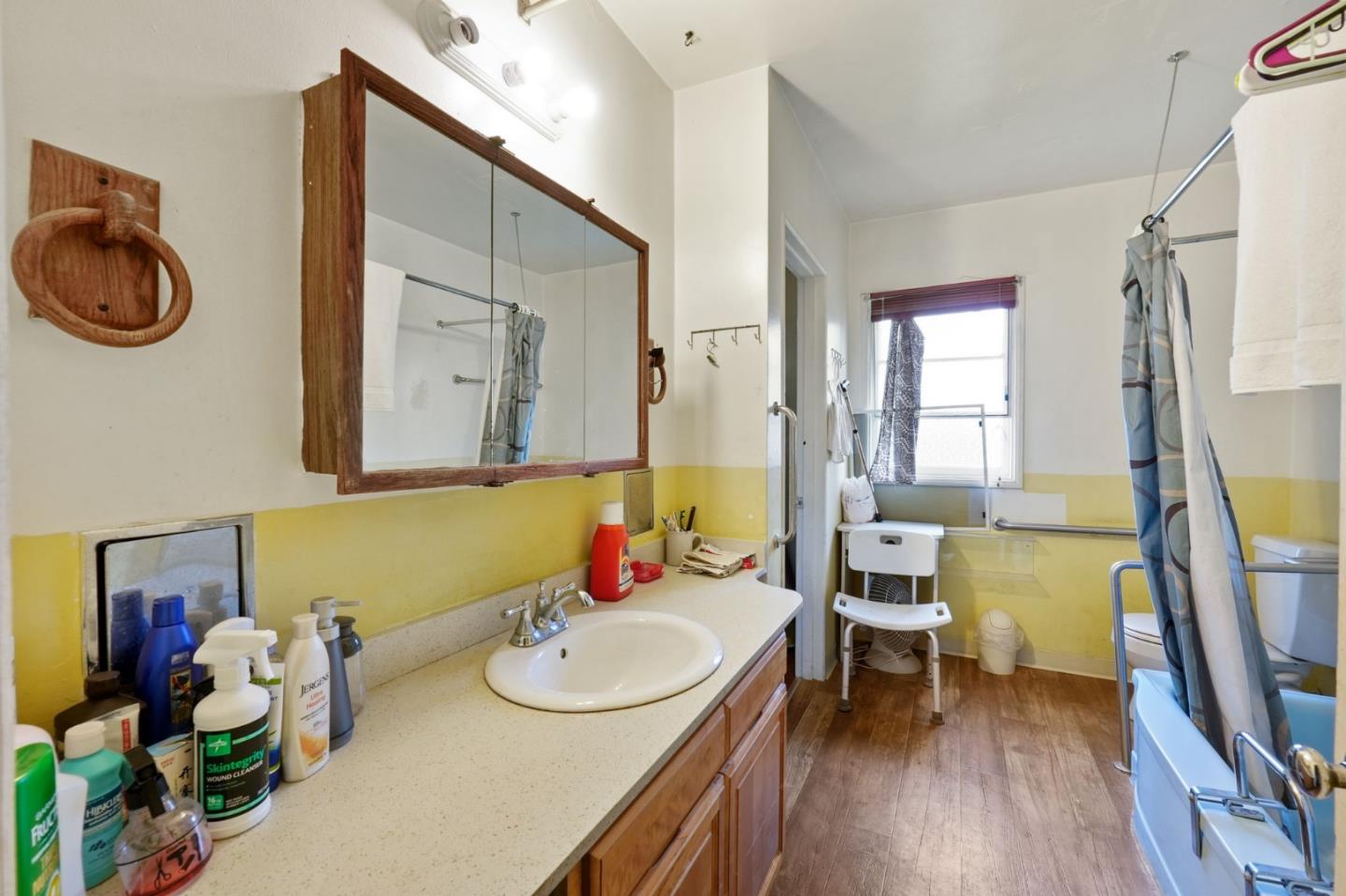 Detail Gallery Image 23 of 46 For 3466 Oak Knoll Blvd, Oakland,  CA 94605 - 3 Beds | 2 Baths