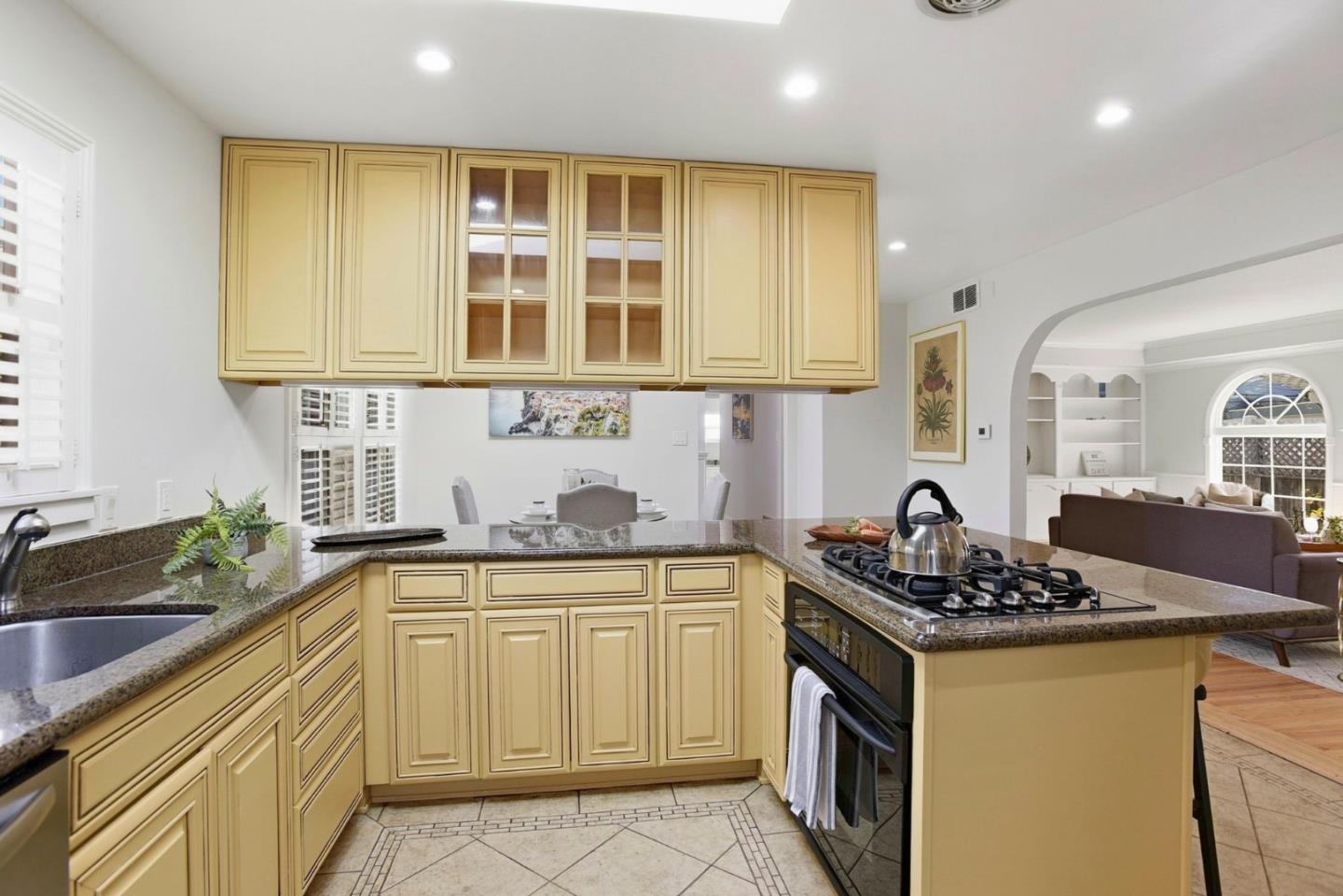 Detail Gallery Image 10 of 35 For 180 Windsor Ct, San Bruno,  CA 94066 - 3 Beds | 2 Baths