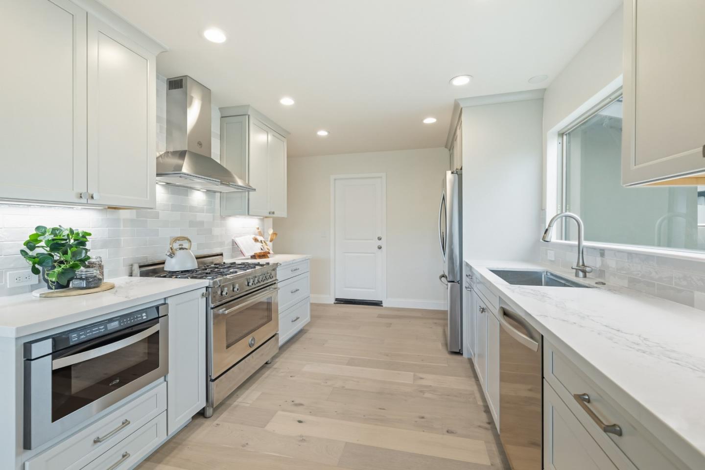 Detail Gallery Image 10 of 55 For 230 Pestana Ave, Santa Cruz,  CA 95065 - 3 Beds | 3/1 Baths