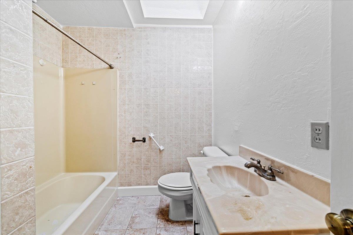 Detail Gallery Image 11 of 26 For 467 Center St, Redwood City,  CA 94061 - 5 Beds | 2 Baths