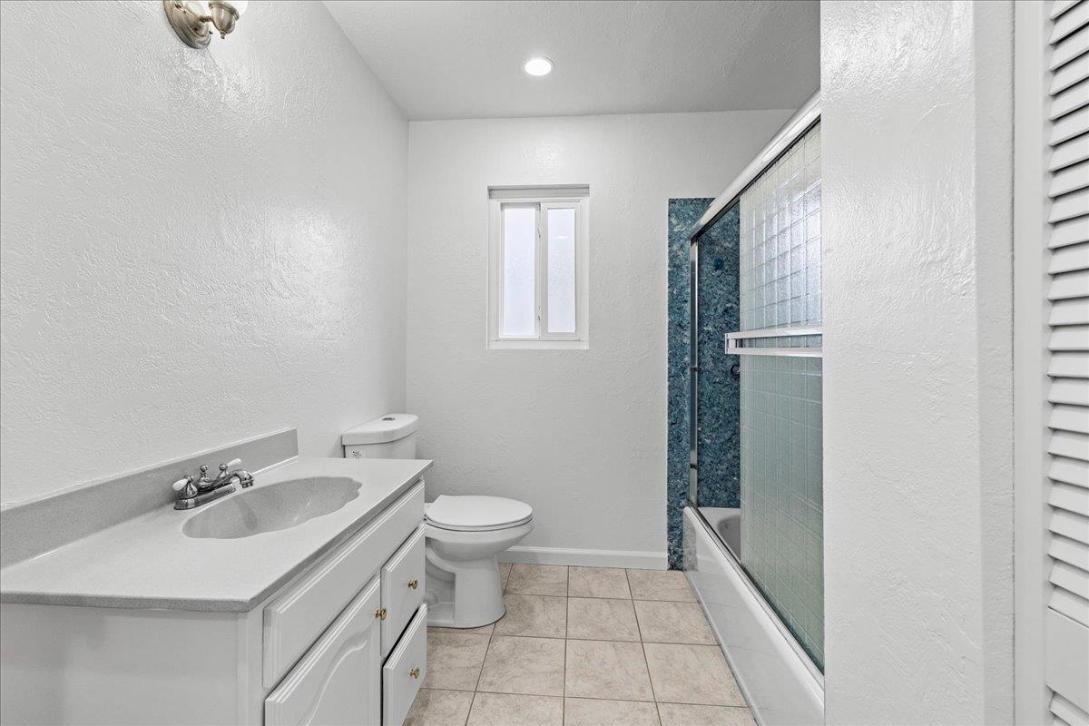 Detail Gallery Image 17 of 26 For 467 Center St, Redwood City,  CA 94061 - 5 Beds | 2 Baths