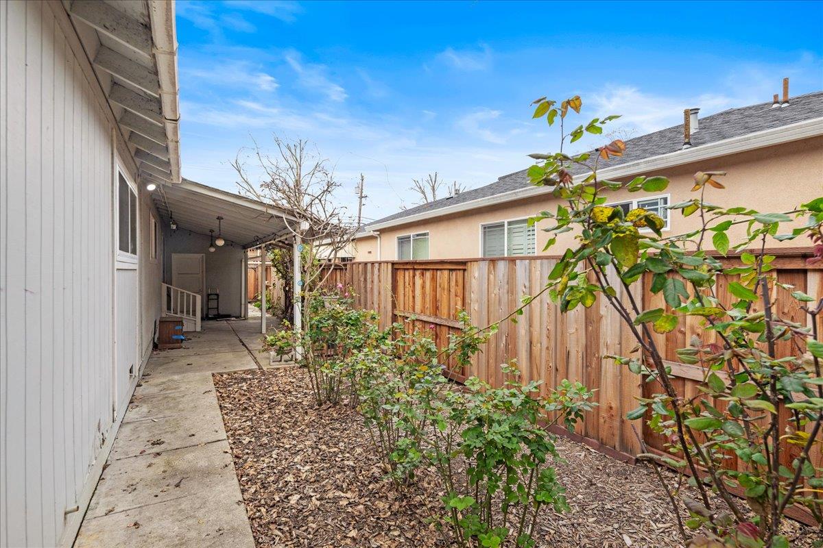 Detail Gallery Image 24 of 26 For 467 Center St, Redwood City,  CA 94061 - 5 Beds | 2 Baths