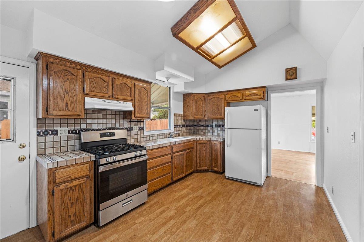 Detail Gallery Image 6 of 26 For 467 Center St, Redwood City,  CA 94061 - 5 Beds | 2 Baths