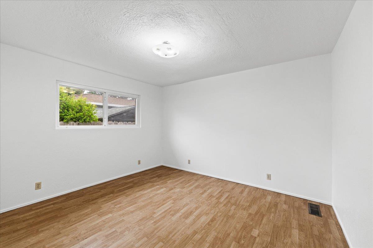 Detail Gallery Image 9 of 26 For 467 Center St, Redwood City,  CA 94061 - 5 Beds | 2 Baths