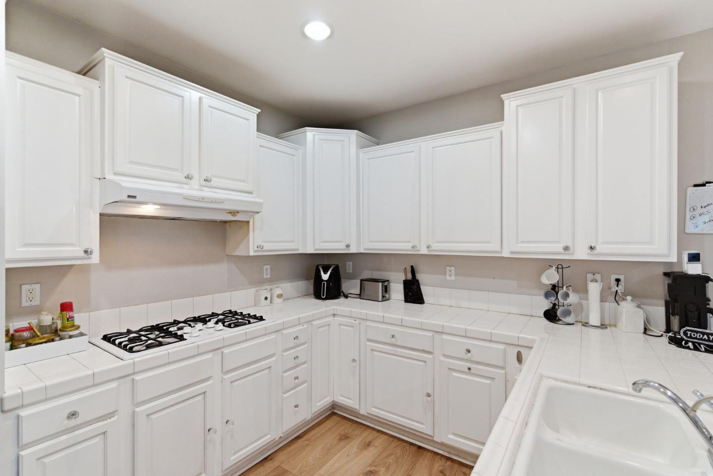 Detail Gallery Image 17 of 67 For 646 Woodland Ter, San Jose,  CA 95112 - 3 Beds | 2/1 Baths