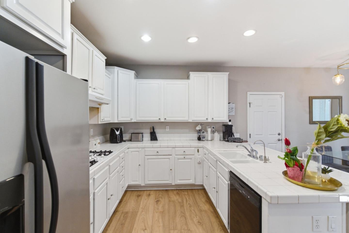 Detail Gallery Image 18 of 67 For 646 Woodland Ter, San Jose,  CA 95112 - 3 Beds | 2/1 Baths