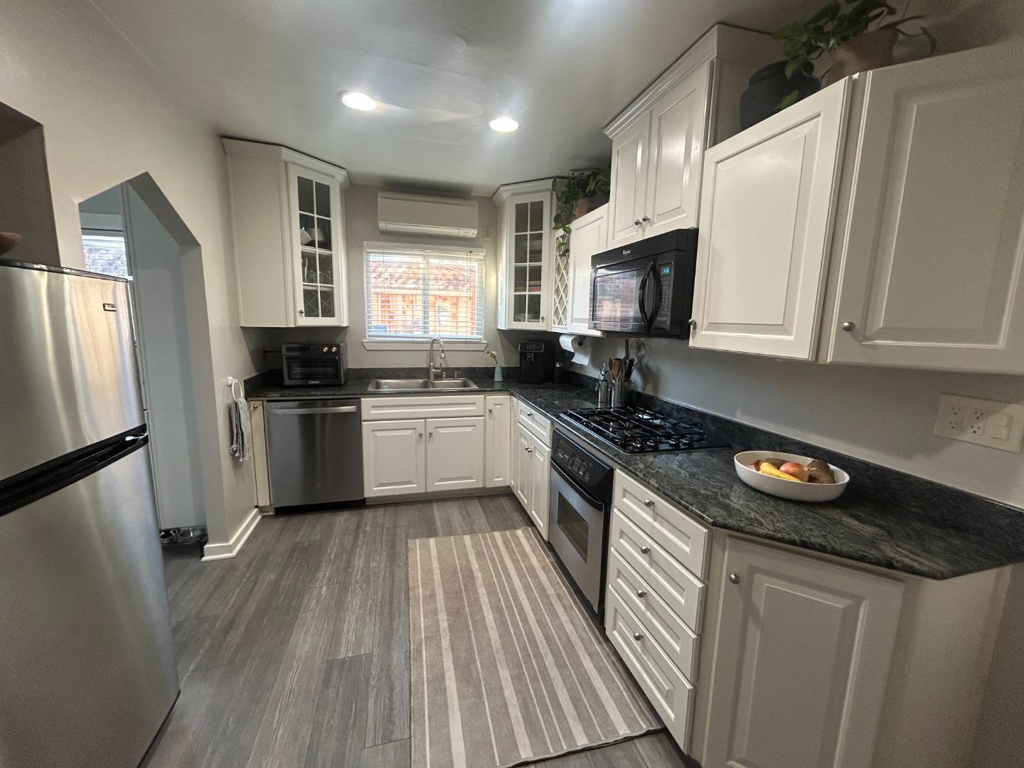 Detail Gallery Image 6 of 17 For 819 Myrtle St, San Jose,  CA 95126 - 3 Beds | 2/1 Baths