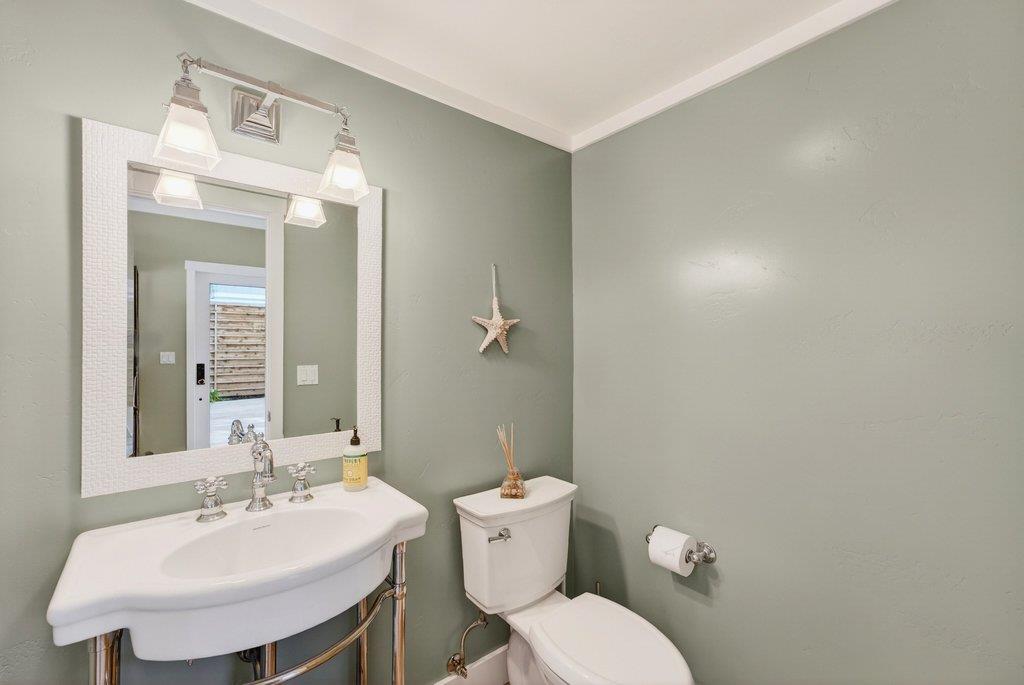Detail Gallery Image 16 of 40 For 3844 Floral Ct, Santa Cruz,  CA 95062 - 3 Beds | 2/1 Baths