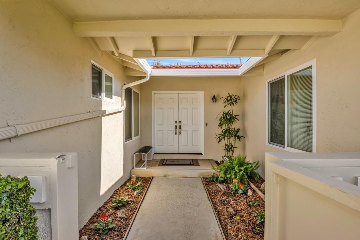Detail Gallery Image 2 of 30 For 1124 Elmsford Dr, Cupertino,  CA 95014 - 3 Beds | 2/1 Baths