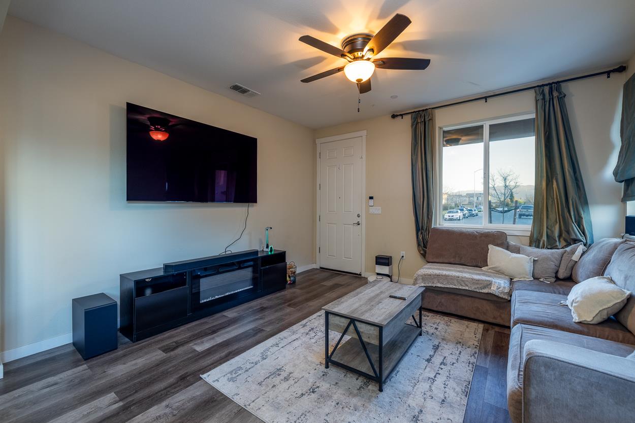 Detail Gallery Image 3 of 25 For 1290 Marille, Hollister,  CA 95023 - 3 Beds | 2/1 Baths