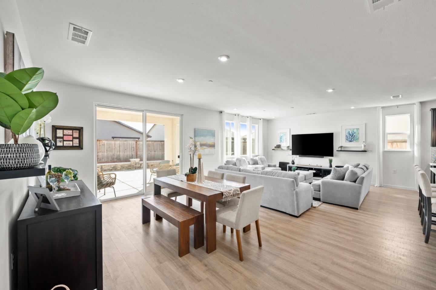 Detail Gallery Image 10 of 43 For 9264 Odyssey Cir, Elk Grove,  CA 95624 - 4 Beds | 2/1 Baths