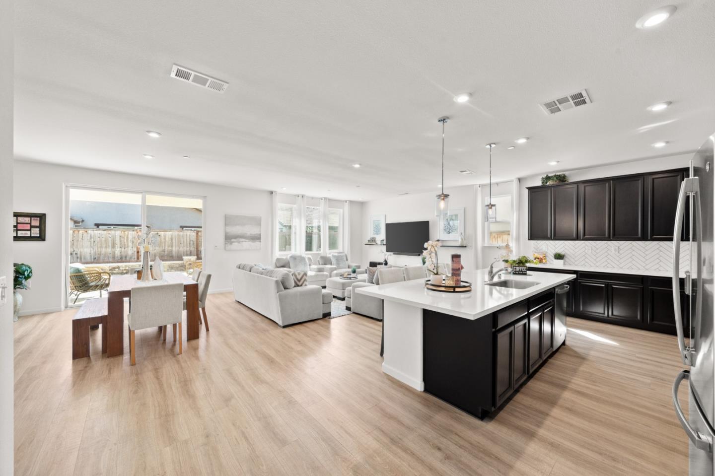 Detail Gallery Image 11 of 43 For 9264 Odyssey Cir, Elk Grove,  CA 95624 - 4 Beds | 2/1 Baths