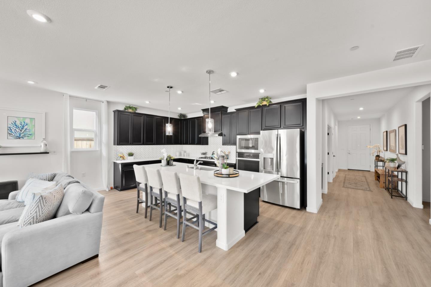 Detail Gallery Image 13 of 43 For 9264 Odyssey Cir, Elk Grove,  CA 95624 - 4 Beds | 2/1 Baths