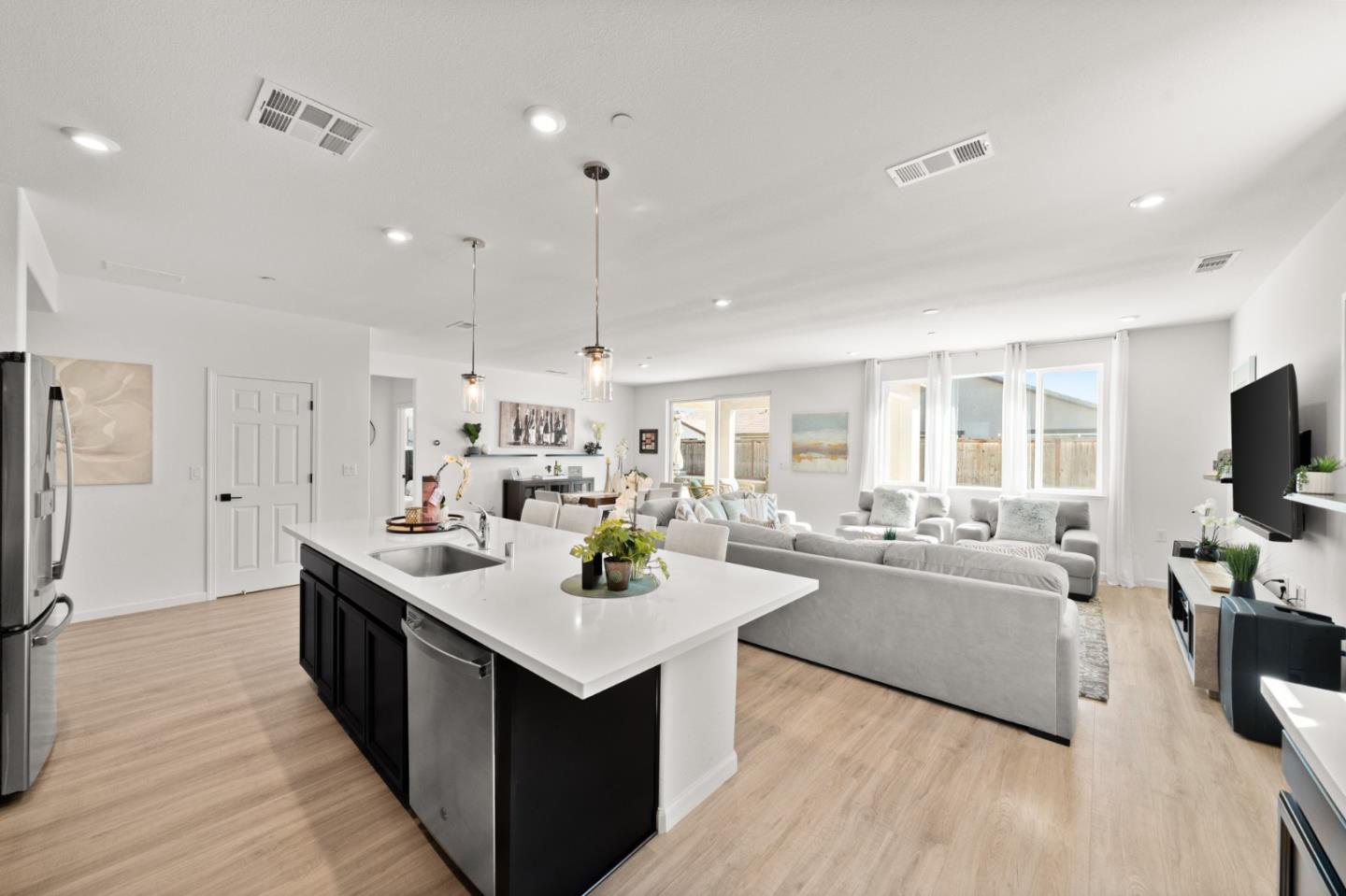 Detail Gallery Image 17 of 43 For 9264 Odyssey Cir, Elk Grove,  CA 95624 - 4 Beds | 2/1 Baths