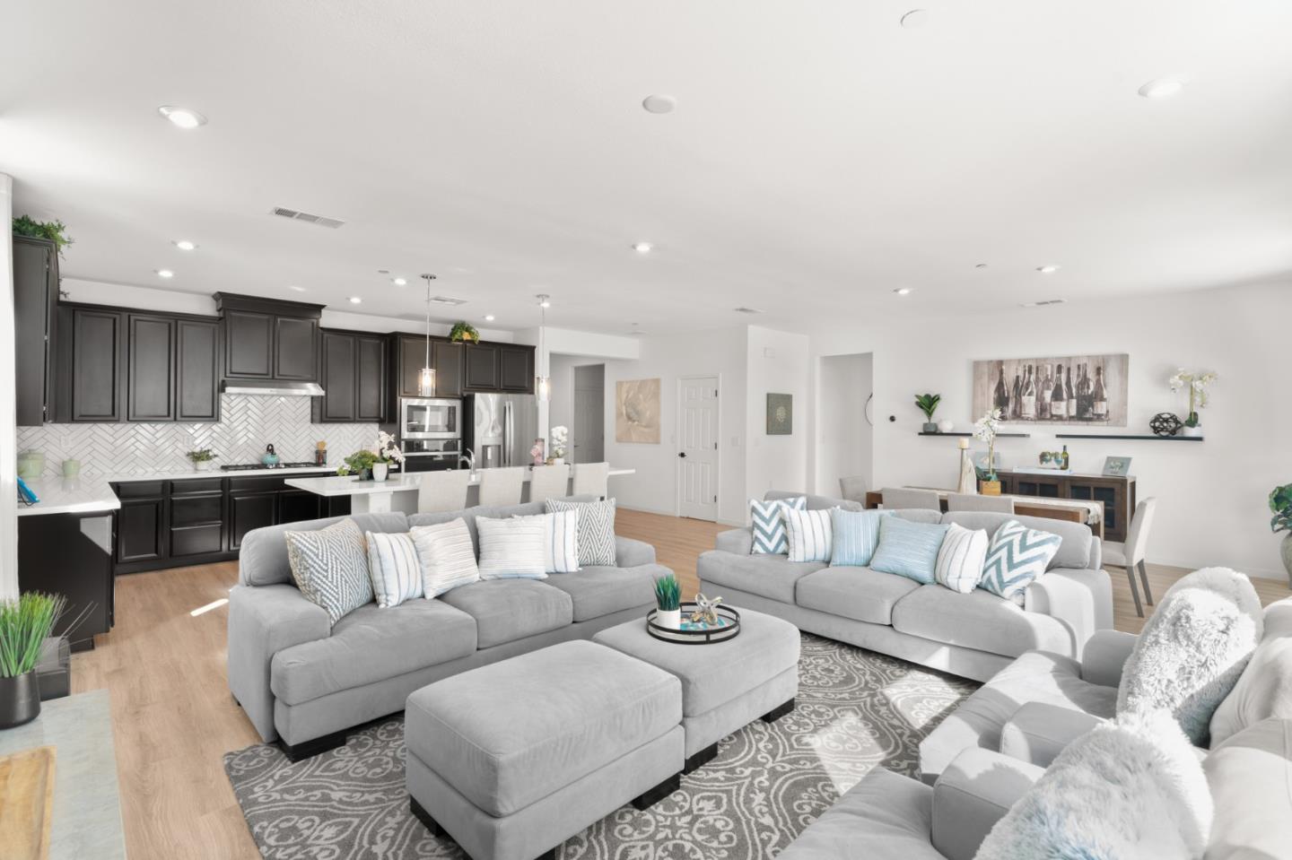 Detail Gallery Image 2 of 43 For 9264 Odyssey Cir, Elk Grove,  CA 95624 - 4 Beds | 2/1 Baths