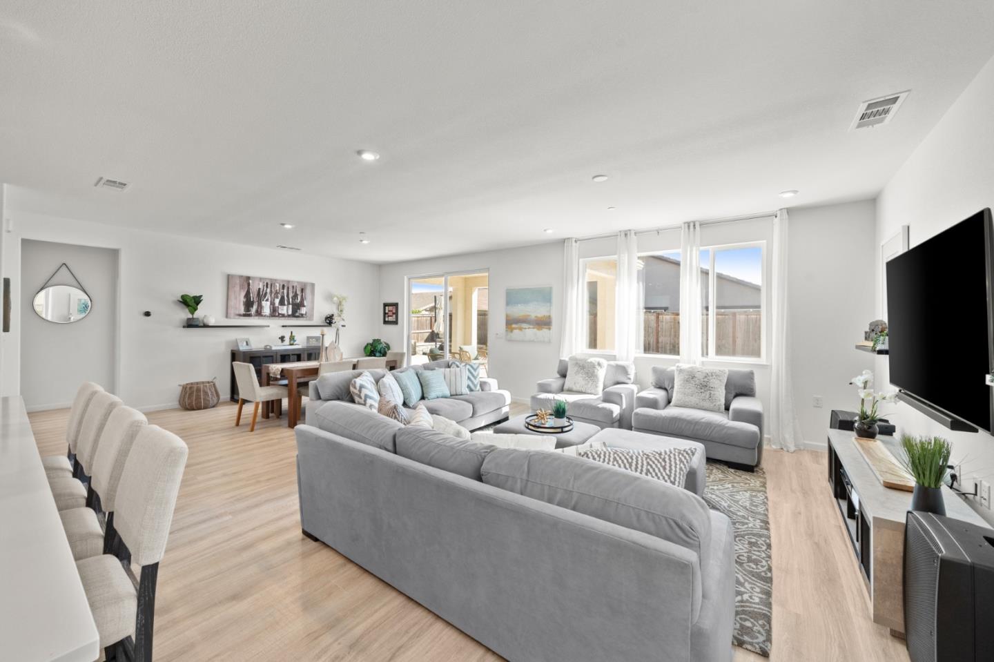 Detail Gallery Image 3 of 43 For 9264 Odyssey Cir, Elk Grove,  CA 95624 - 4 Beds | 2/1 Baths