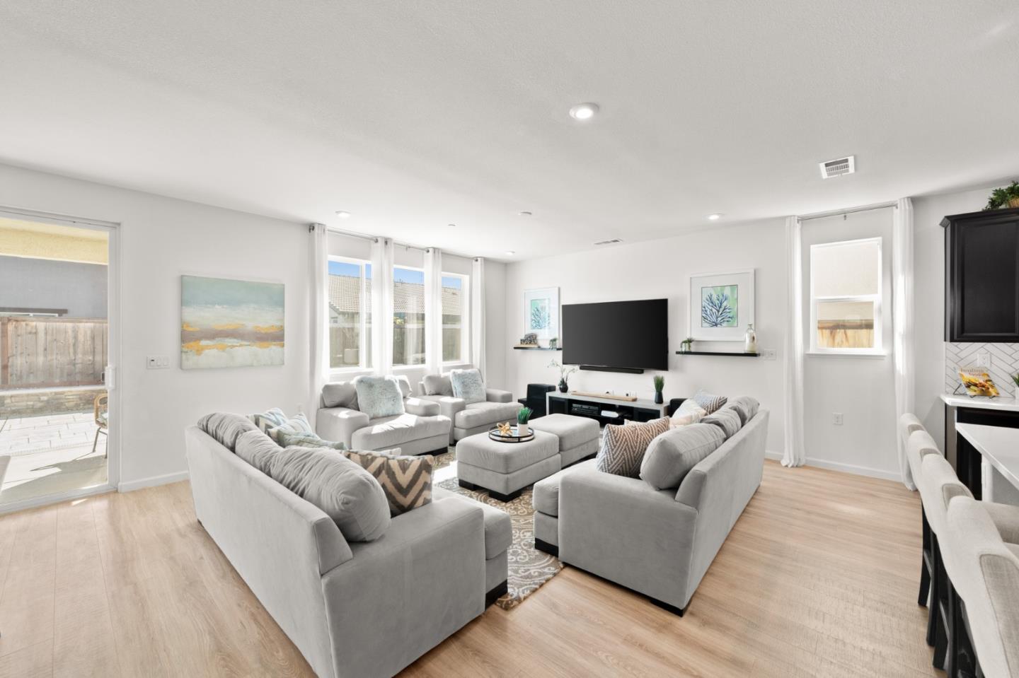 Detail Gallery Image 4 of 43 For 9264 Odyssey Cir, Elk Grove,  CA 95624 - 4 Beds | 2/1 Baths