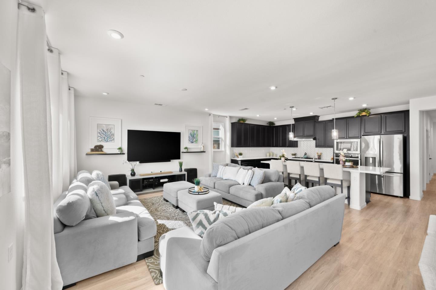 Detail Gallery Image 5 of 43 For 9264 Odyssey Cir, Elk Grove,  CA 95624 - 4 Beds | 2/1 Baths