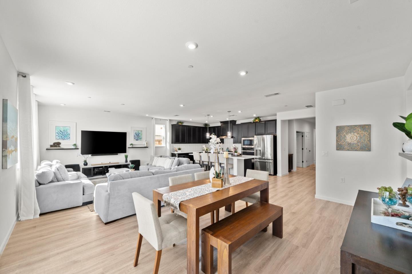 Detail Gallery Image 6 of 43 For 9264 Odyssey Cir, Elk Grove,  CA 95624 - 4 Beds | 2/1 Baths