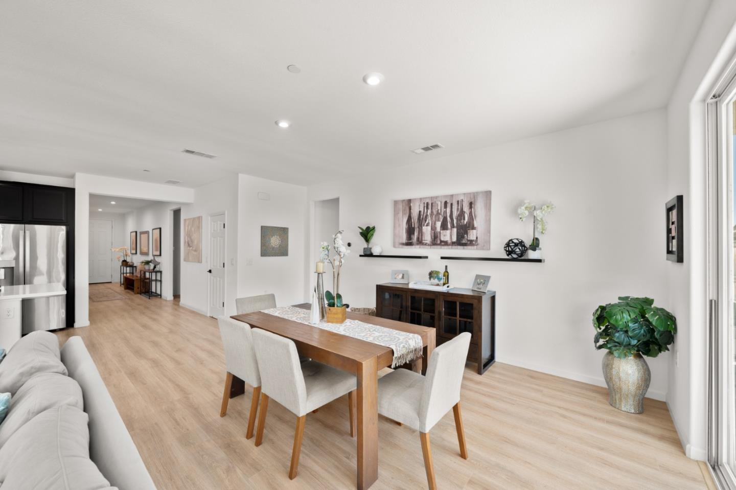 Detail Gallery Image 7 of 43 For 9264 Odyssey Cir, Elk Grove,  CA 95624 - 4 Beds | 2/1 Baths