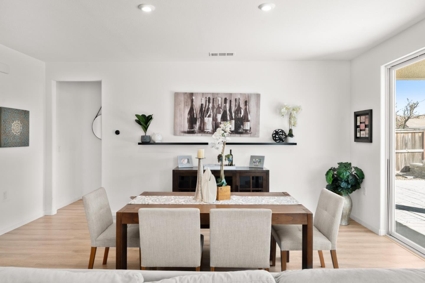 Detail Gallery Image 9 of 43 For 9264 Odyssey Cir, Elk Grove,  CA 95624 - 4 Beds | 2/1 Baths