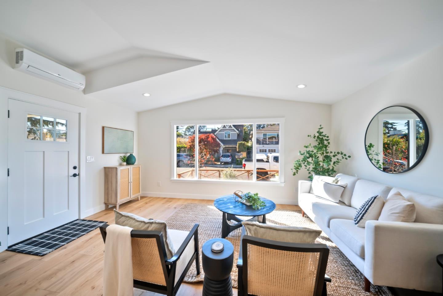 Detail Gallery Image 8 of 37 For 604 Oak Dr, Capitola,  CA 95010 - 2 Beds | 1 Baths